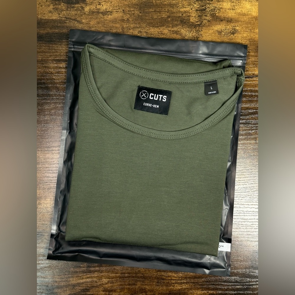 Cuts Clothing / Pine AO Crew Curve Hem Tee - L